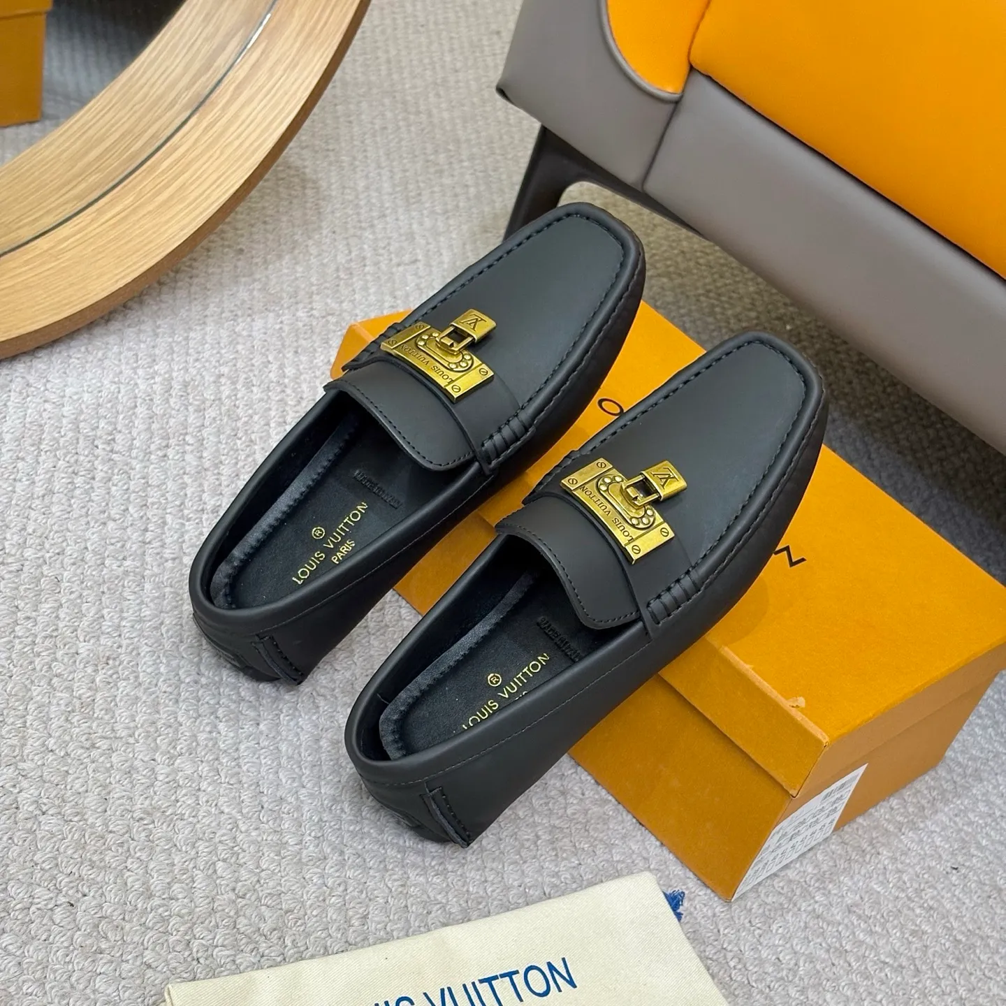 Men's men's shoes 💰420 (Yangli) LV 2⃣️0⃣️2⃣️5️⃣Spring and summer counter GLORIA series models ✈️Original factory special leather production, original last type. A classic driving slip-on casual shoe that shows an elegant style with exquisite craftsmanship details such as Monogram embossing all over the upper🌀Italian imported calfskin fabric Sheepskin foot pads➕Inside～Private mold replica sole Unique style Comfortable driving slip-on Size: 4-12 (38-46) Comes with [Counter packaging: original box, wrapping paper, card, instruction manual, shoehorn, cloth bag] No pressure to enter and leave the counter!